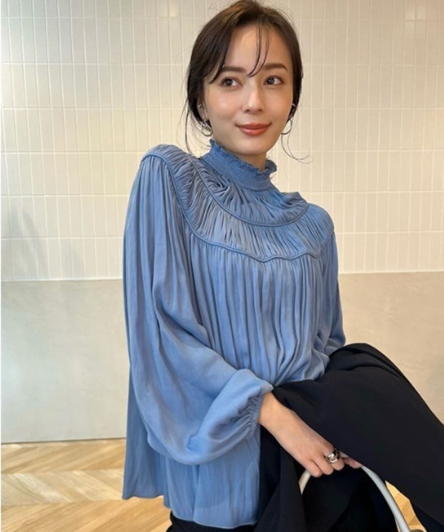 【anuans】デコルテギャザーブラウス　ブルー