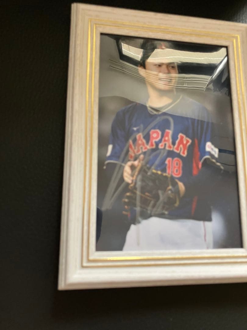 山本由伸さん 直筆サイン入り写真 フレーム付き ハガキサイズJAPAN