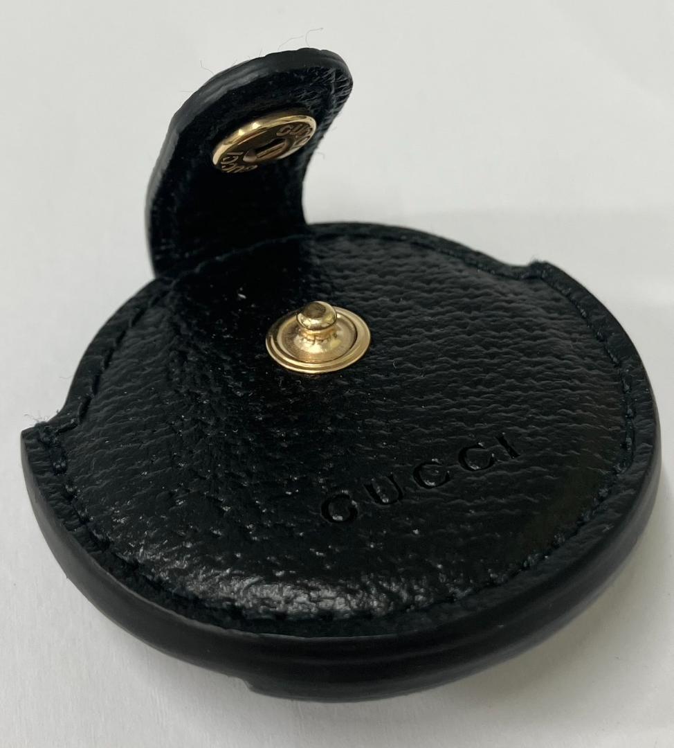 新品未使用　レア品　グッチ　GUCCI　AirTag ホルダー　アップル　レザー
