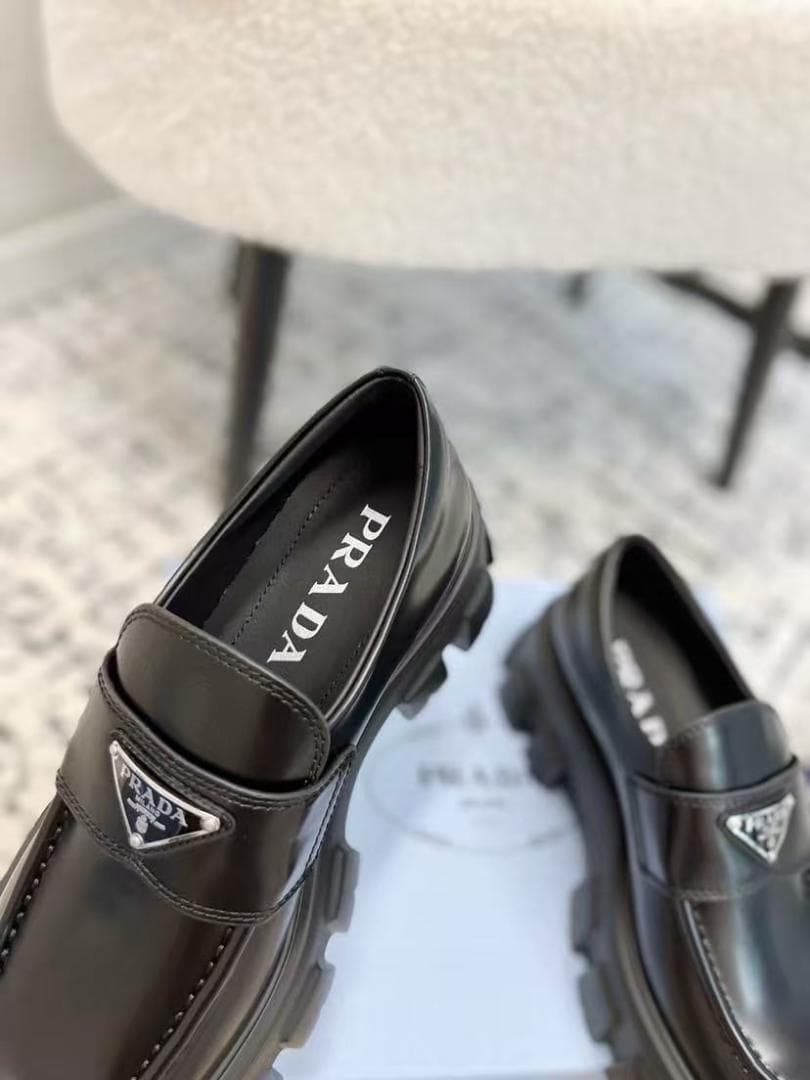 プラダ ブラックレザー ローファー