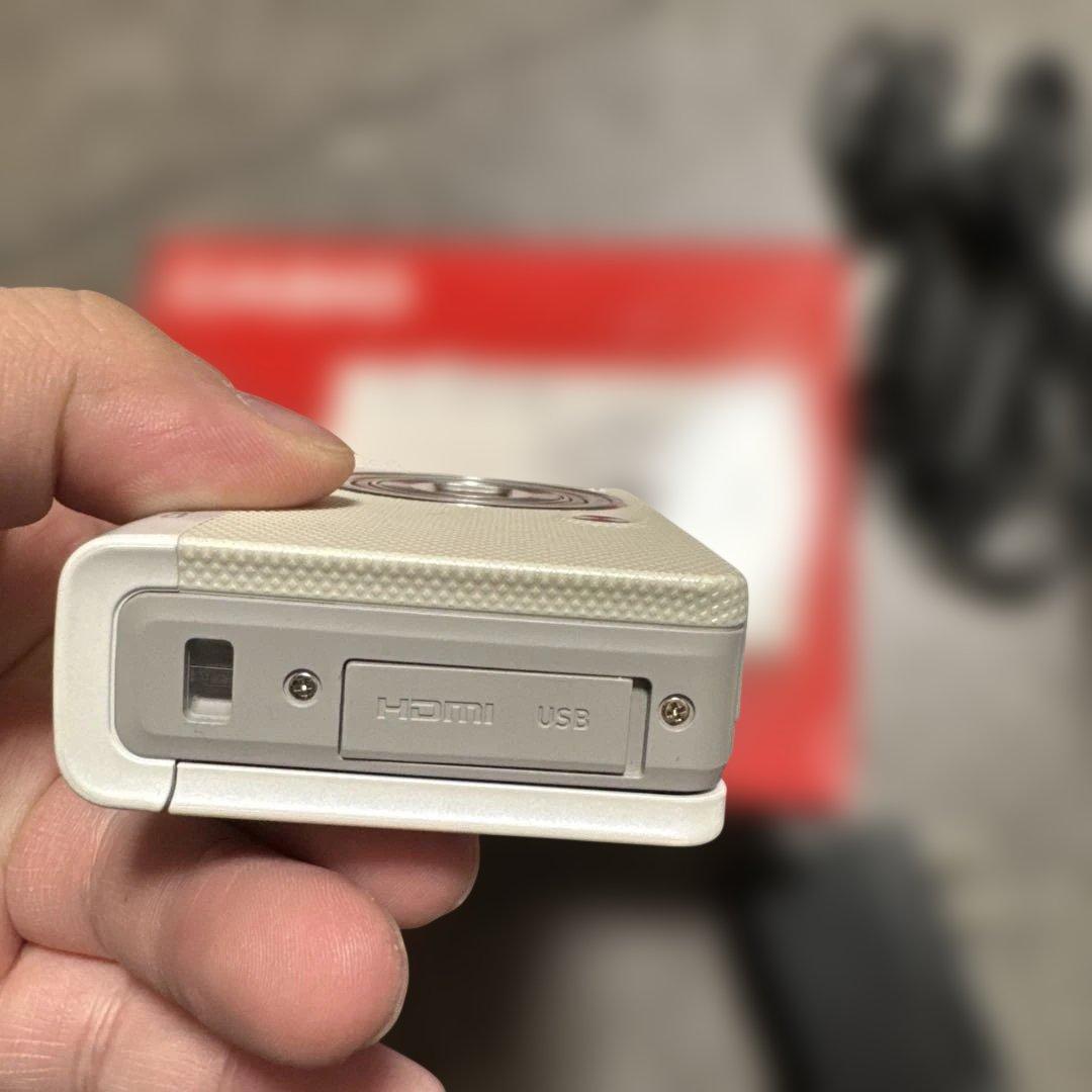 美品CASIOカメラ EXILIM EX-ZR50 ホワイト