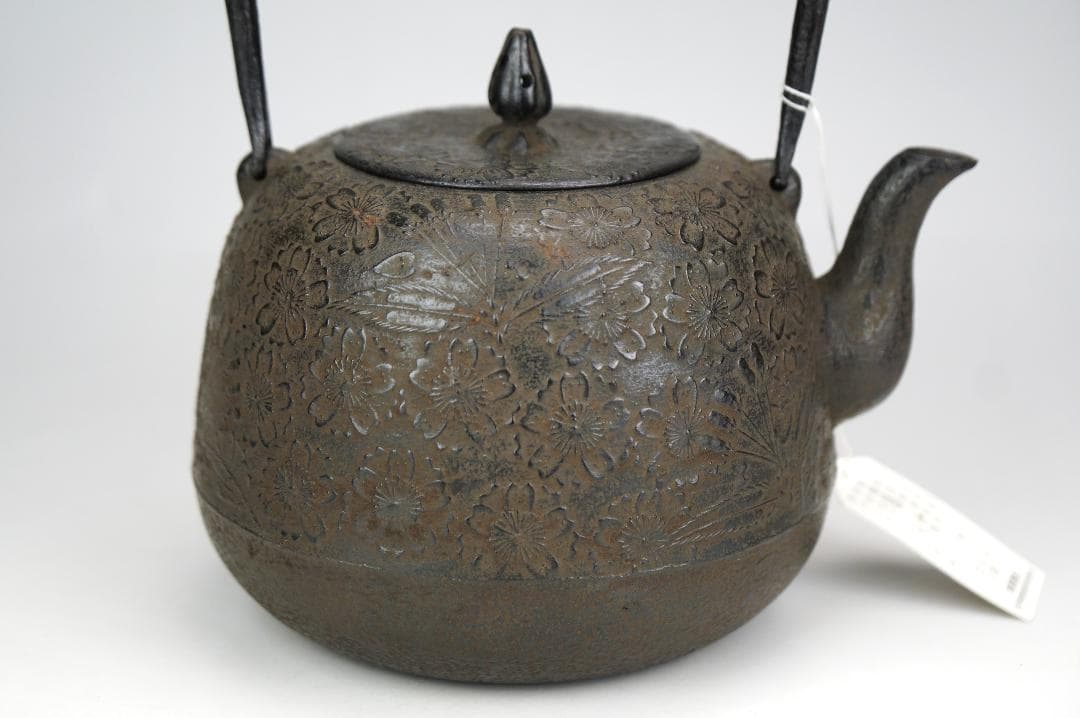 南部盛岡釜師『佐々木薫山』作　桜花紋鉄瓶　共箱　栞付　未使用品