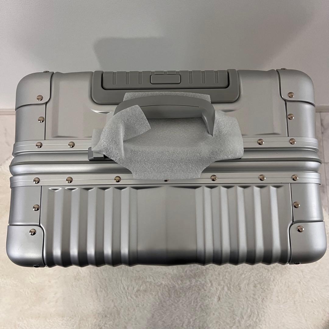 メルセデスベンツシルバー アルミニウム キャリーケース　65L