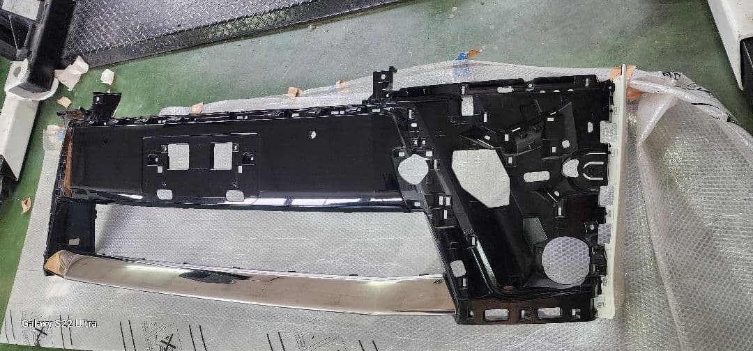 ヴェルファイア30後期純正フロントバンパー　カラー070　パールホワト