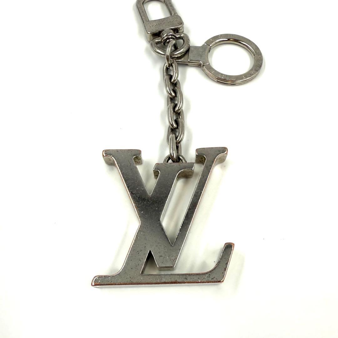 LOUIS VUITTON LVロゴキーホルダーチャーム　シルバー