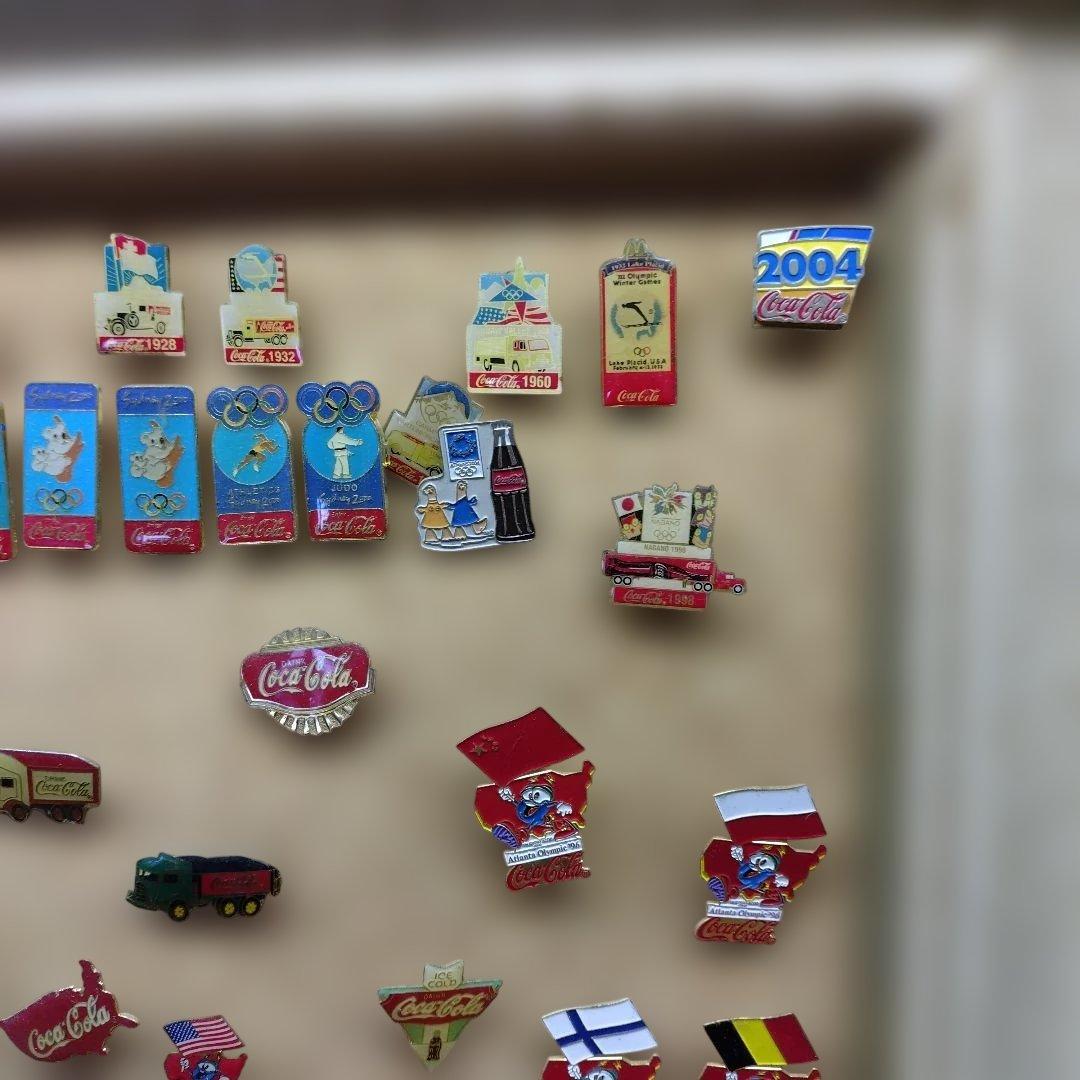 コカ・コーラ ノベルティピンバッジ 74個 木製額付 (管75)