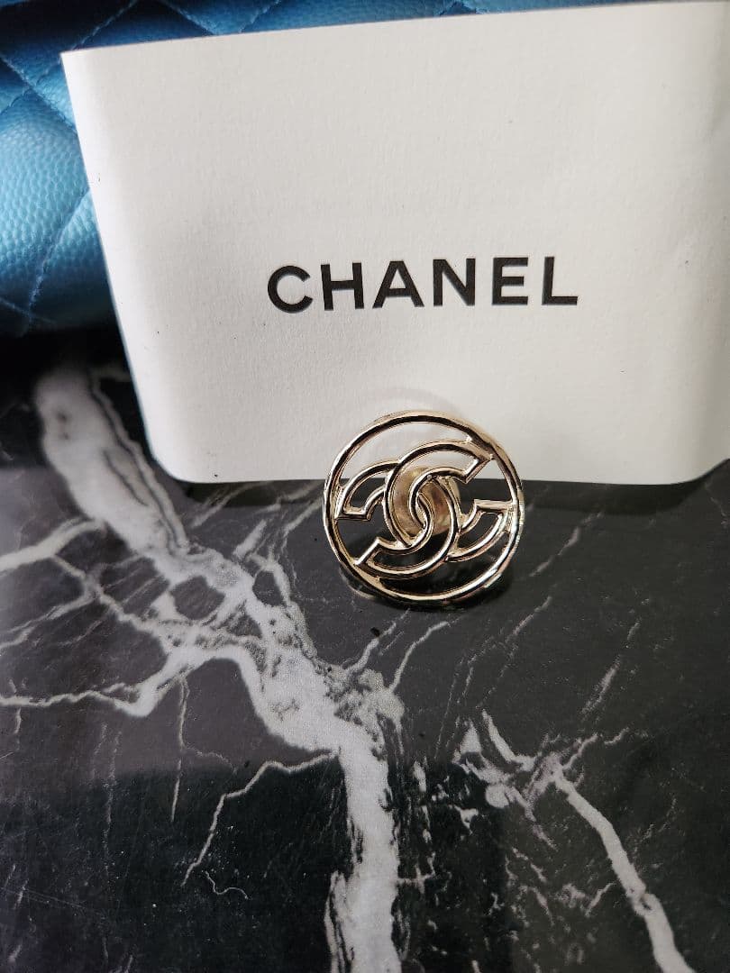 シャネル　ピンブローチ　男性にもOK　本物正規品