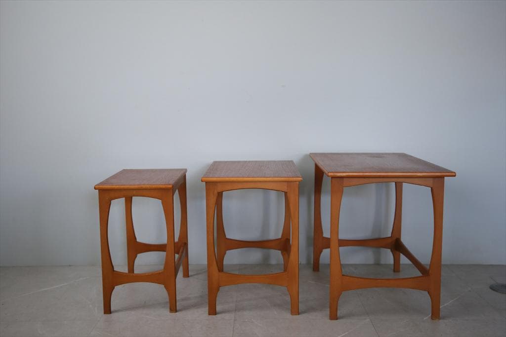 英国アンティーク木製ネストテーブル3台/収納式机/飾り棚/花台(92-85)