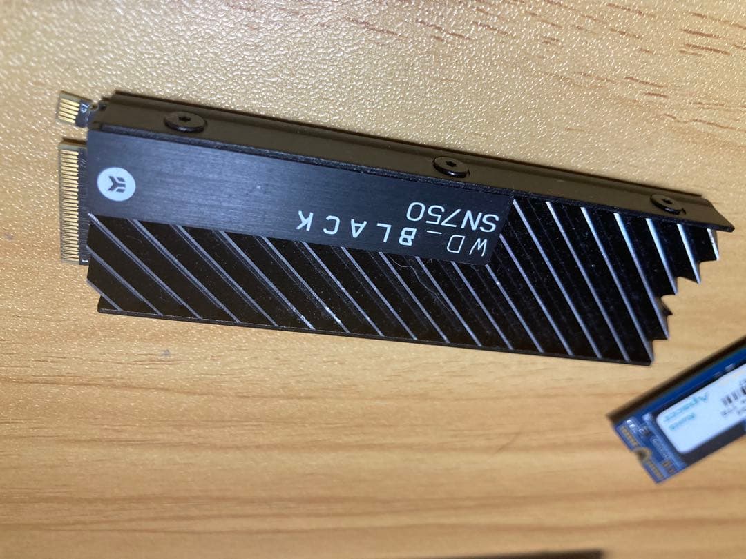 シーゲイト8TB HDD＋ジャンク扱いSSD 4つ