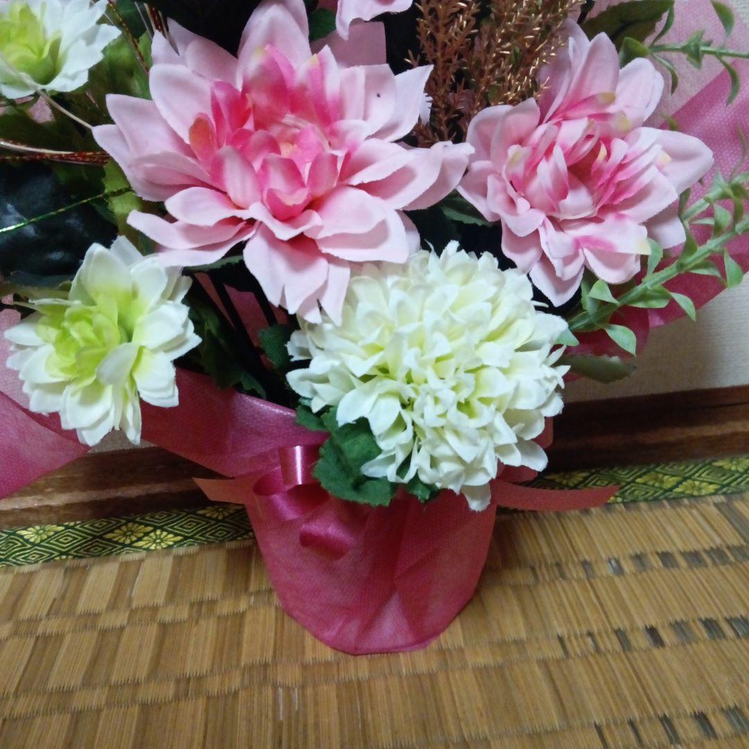 お正月飾り　ピンクダリア　白マム　造花アレンジメント