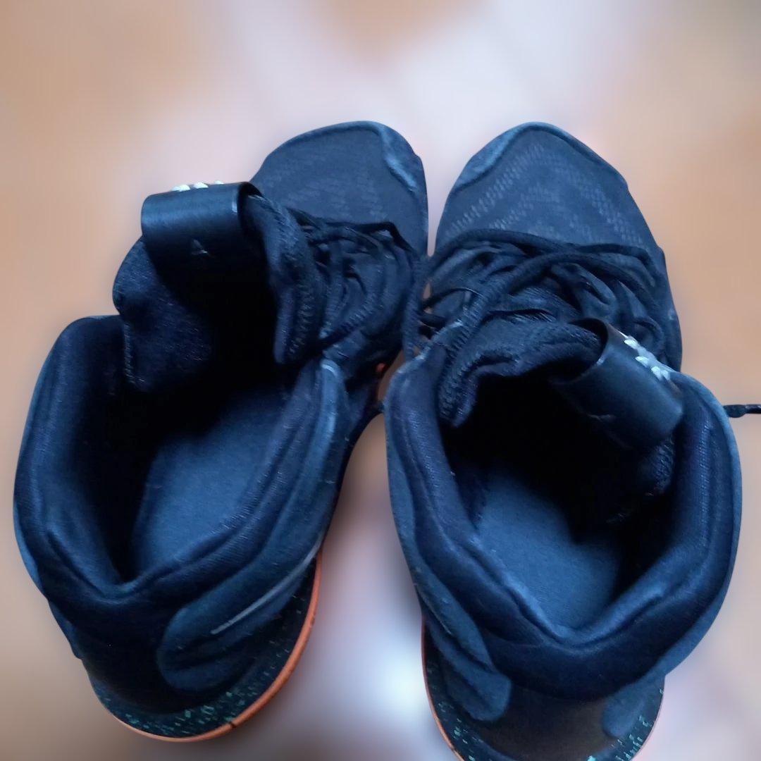 カイリー4 ブラック/オレンジ 27センチ