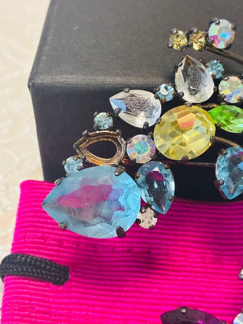 CHRISTIAN LACROIX 多色ブローチ　石外れ有　特価