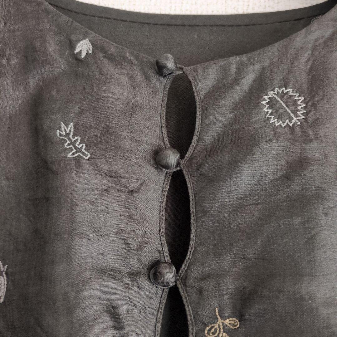 刺繍入りダークグレー長袖シャツ