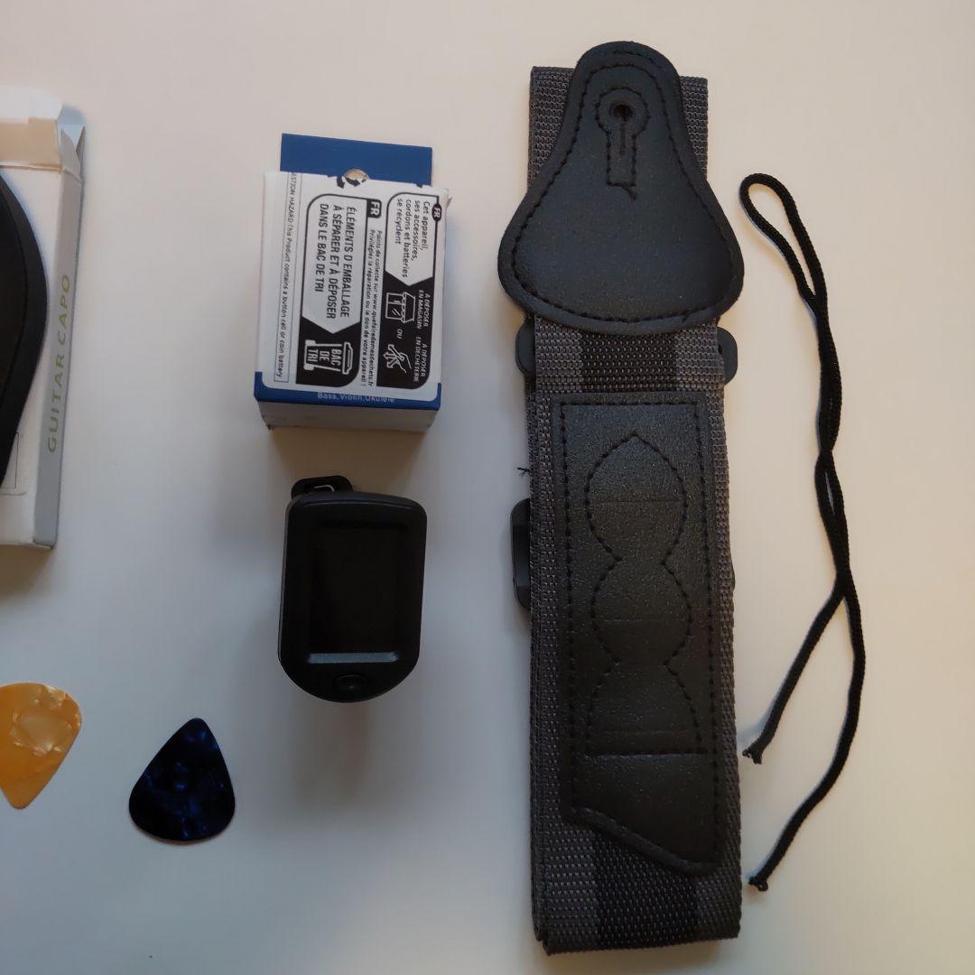 格安品です！Lumber アコースティックギター 各種付属品付きです。