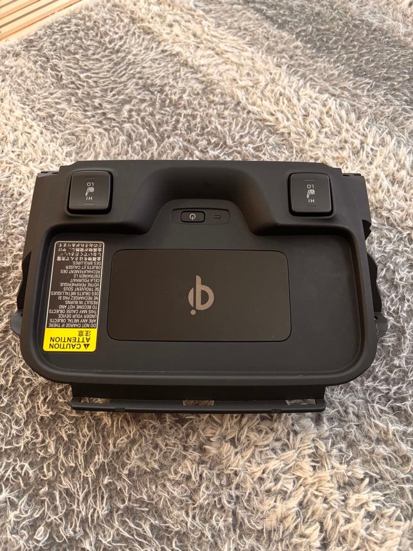 トヨタ　カローラスポーツ　ワイヤレス充電　シートヒータースイッチ付き
