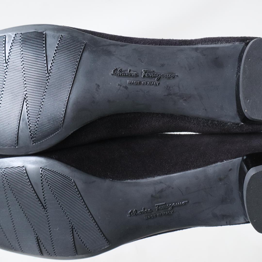 未使用フェラガモ　ヴァラパンプス黒　8D/25−25.5cm ロゴプレート