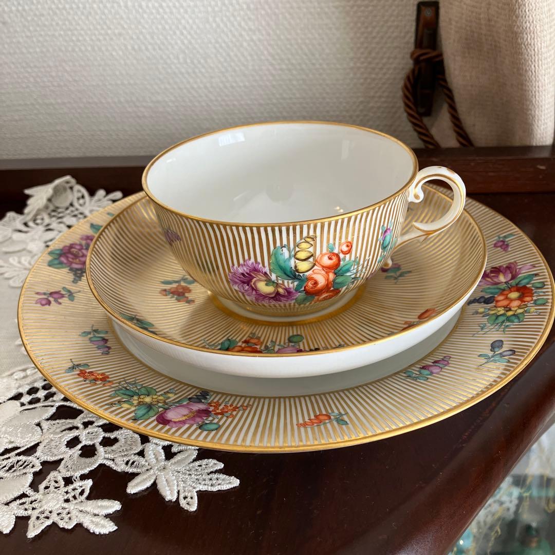 ニンフェンブルグ　アンティーク　ストライプと花束のトリオ