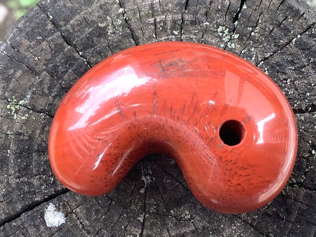 ✳日本一の美麗な赤色彩‼️佐渡の赤石勾玉　天然石では希少色の赤‼️お守り　鑑別書付‼️