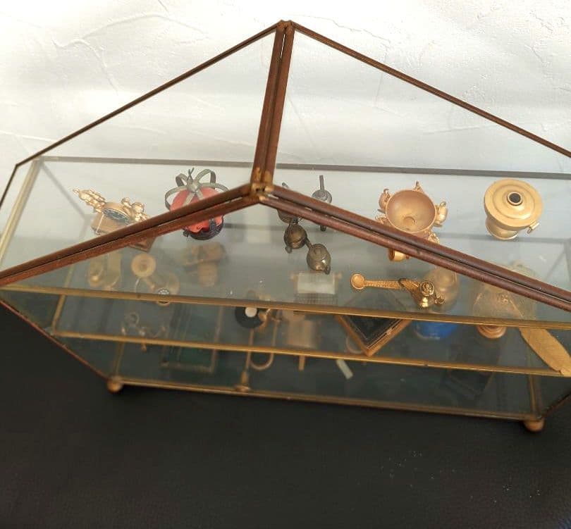 お値下げ　アンティーク真鍮調 コレクション　ガラス製ケース付き　レトロかわいい