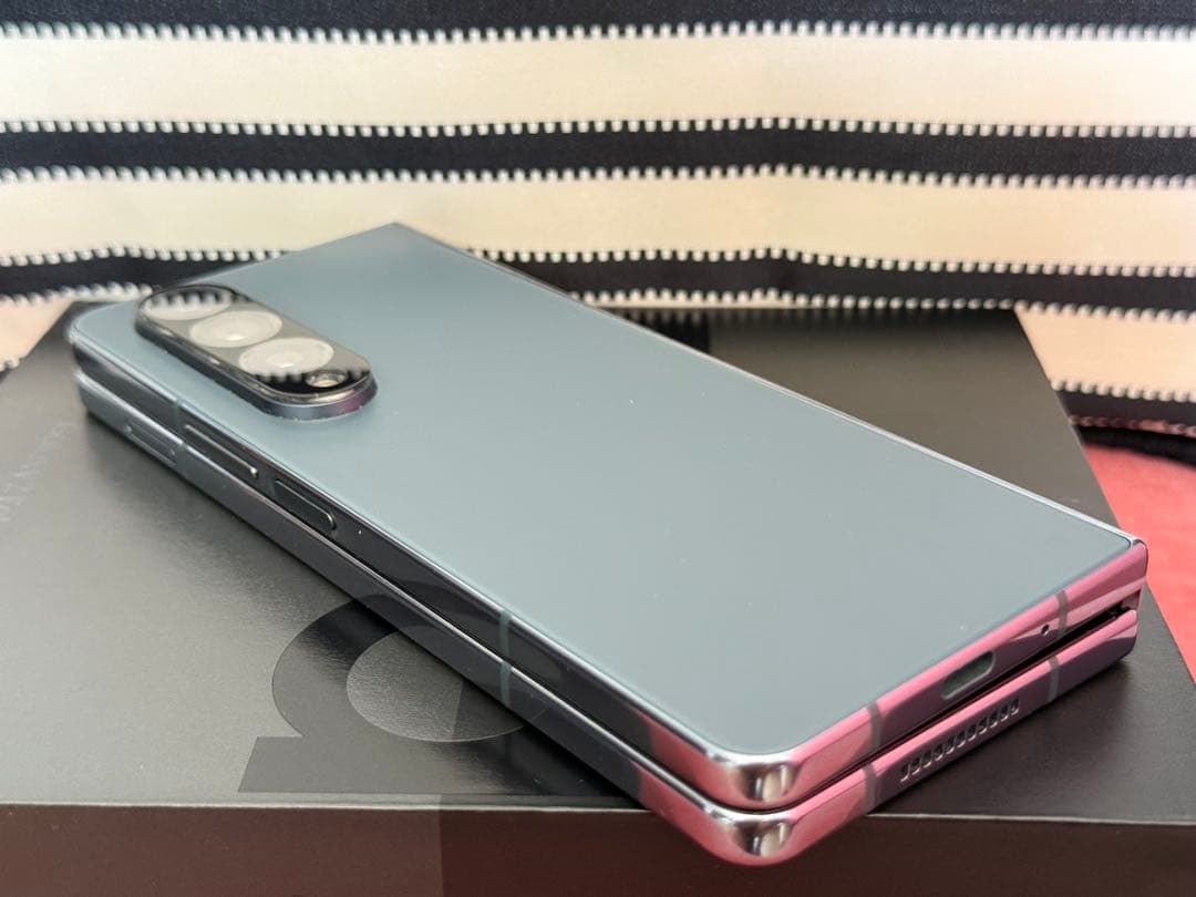 極上品　香港版　Galaxy Z Fold4 本体　512GB 付属品有