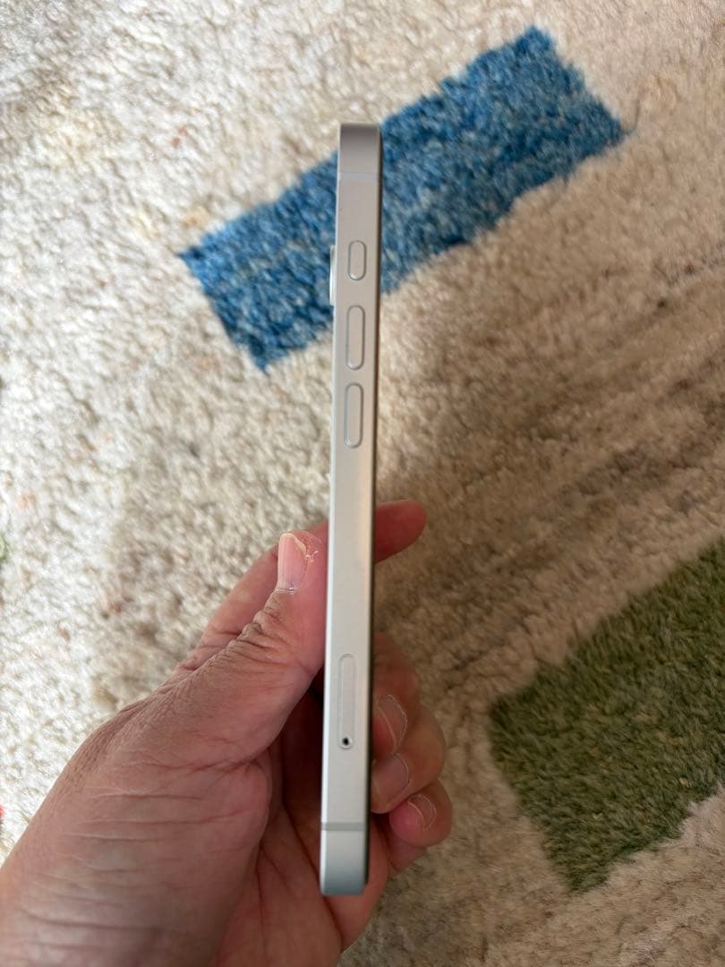 iPhone 16e 128GB ホワイト SIMフリー 美品 付属品完備