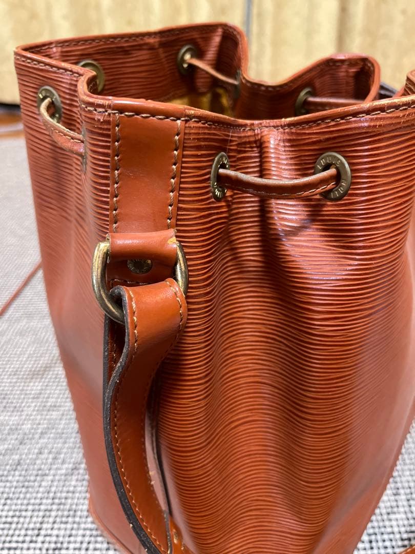 ルイヴィトン ショルダーバッグ エピ ノエ ポシェット付　 巾着型　ブラウン