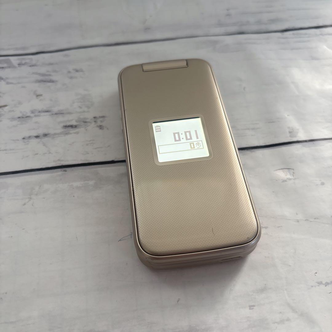 docomo らくらくホンF-02J 折りたたみ式携帯電話 ゴールド
