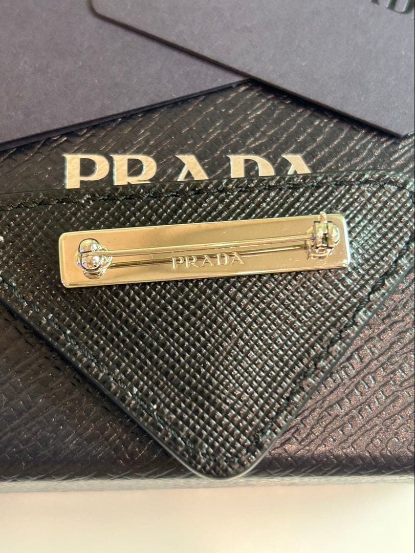 PRADA　サフィアーノ　トライアングルブローチ