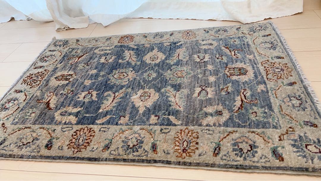 青とベージュの伝統的なラグ