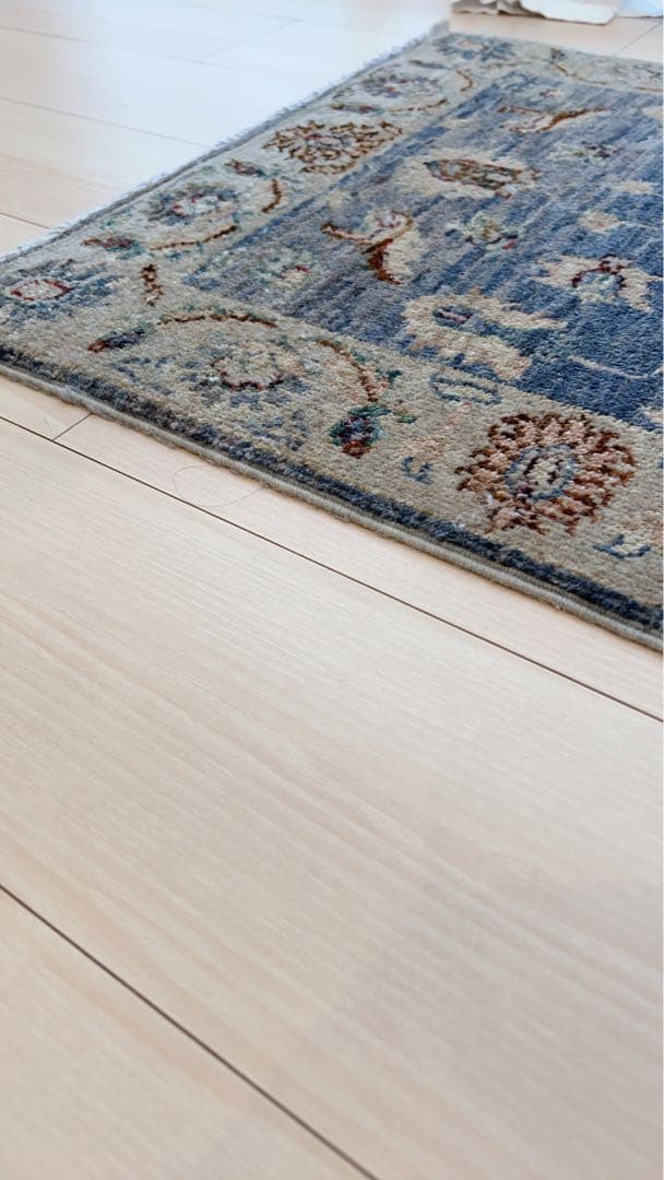 青とベージュの伝統的なラグ