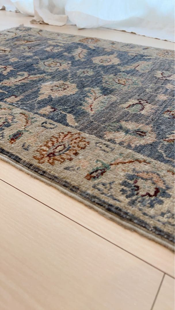 青とベージュの伝統的なラグ