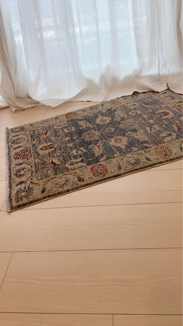 青とベージュの伝統的なラグ