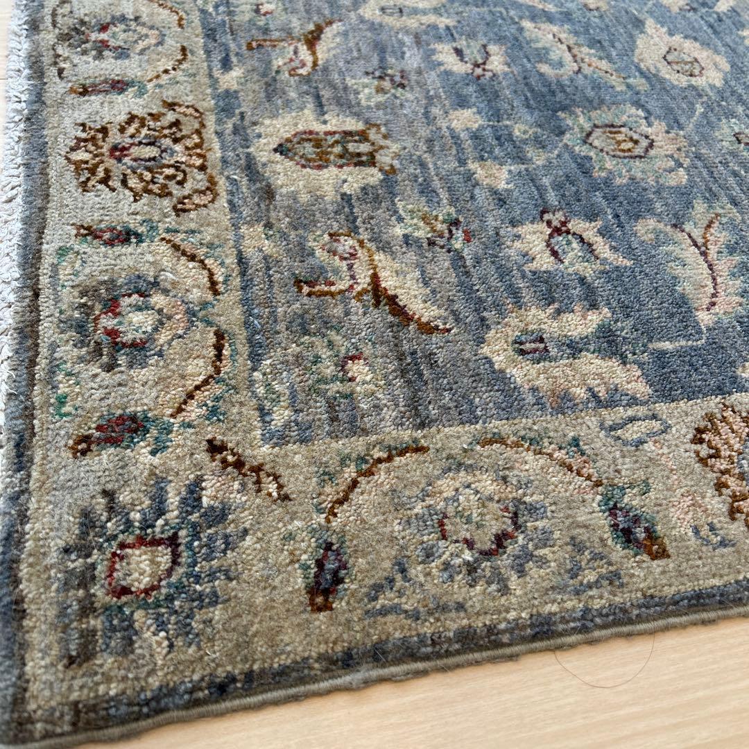 青とベージュの伝統的なラグ