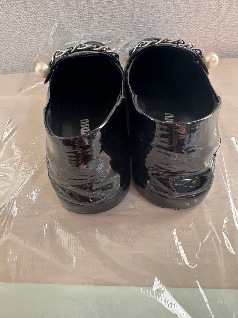 miu miu パール付きローファー