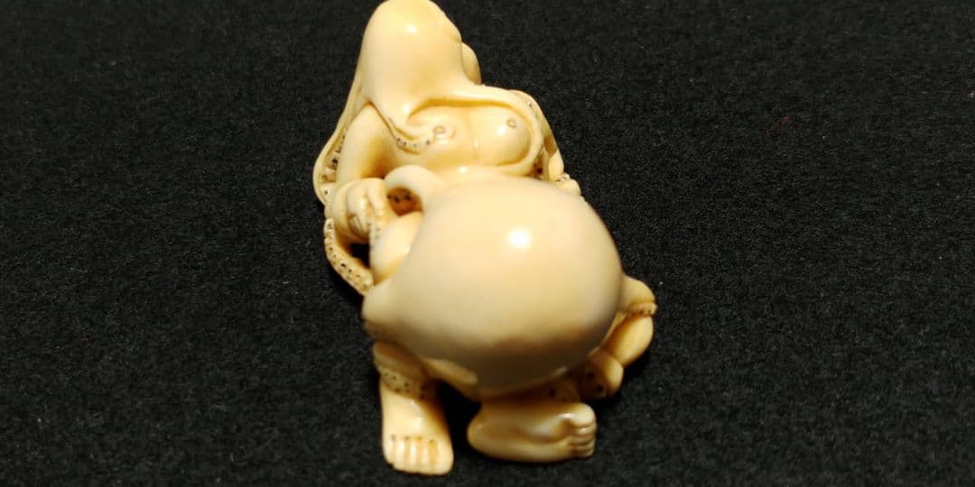 『蛸と海女』マンモス牙の彫刻 浮世絵師　葛飾北斎の「蛸と海女」の構図根付