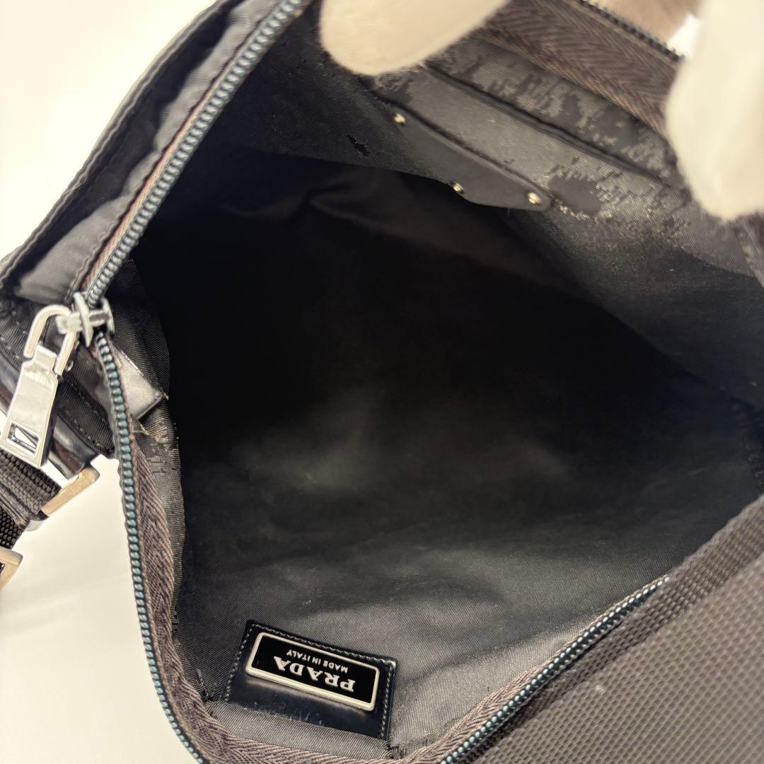 プラダ　ショルダーバッグ　ブラック　サコッシュ　ナイロン　三角ロゴ