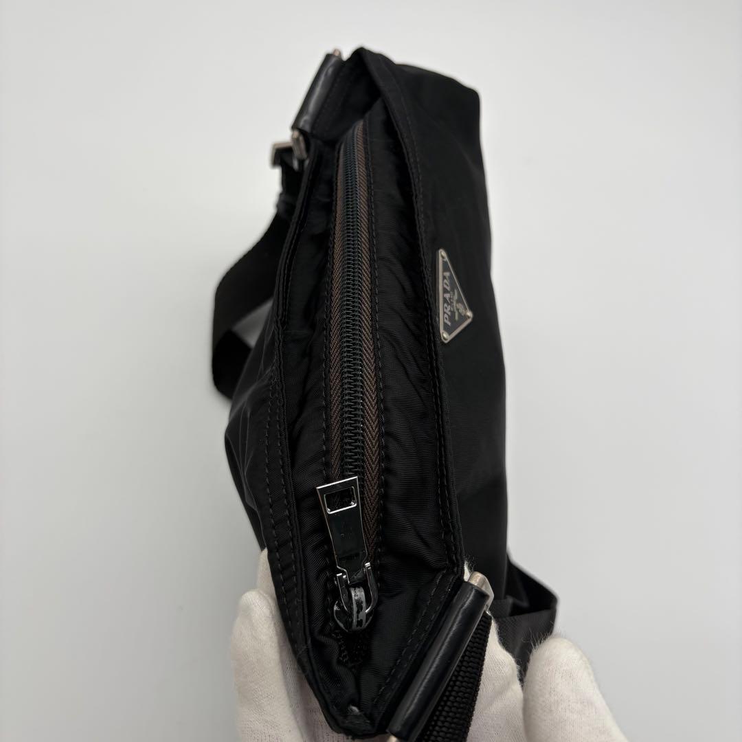 プラダ　ショルダーバッグ　ブラック　サコッシュ　ナイロン　三角ロゴ