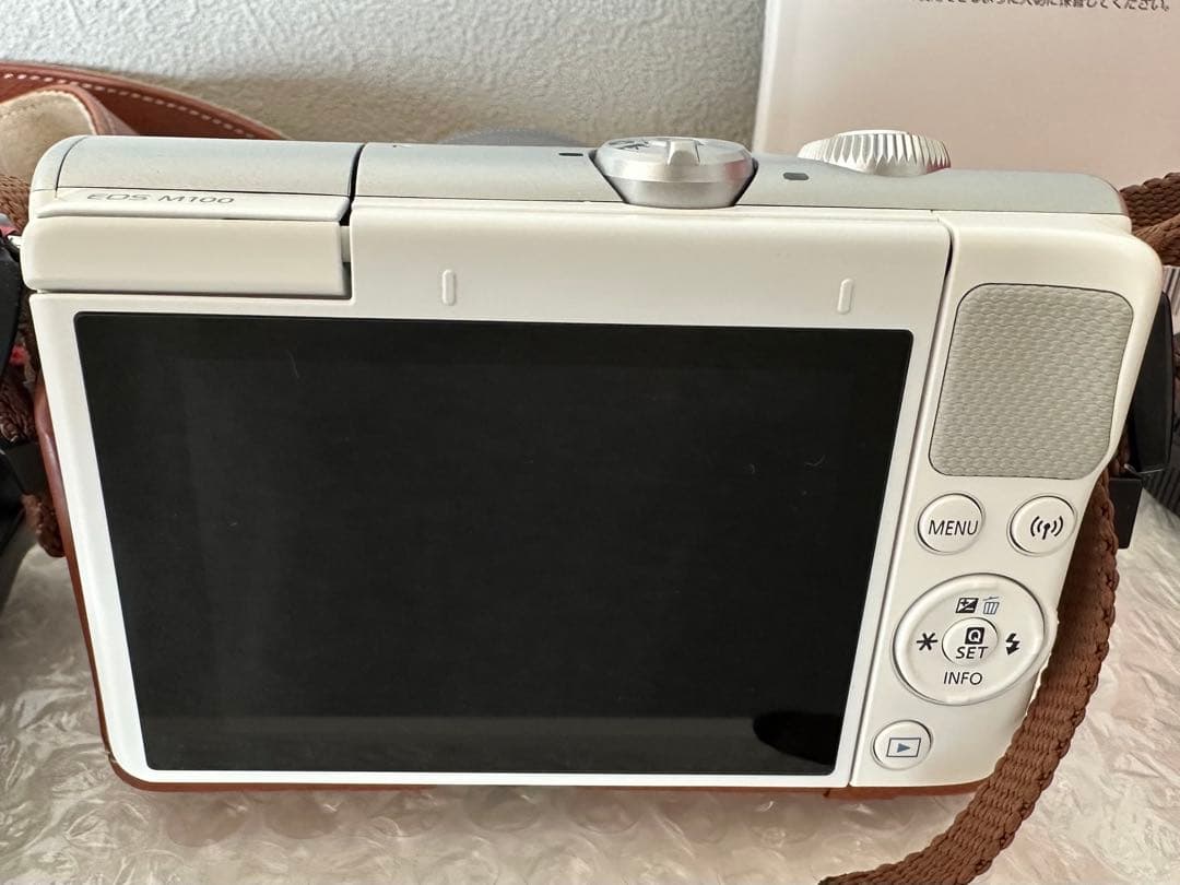 【超美品】キヤノン EOS M100 ダブルレンズキット ホワイト