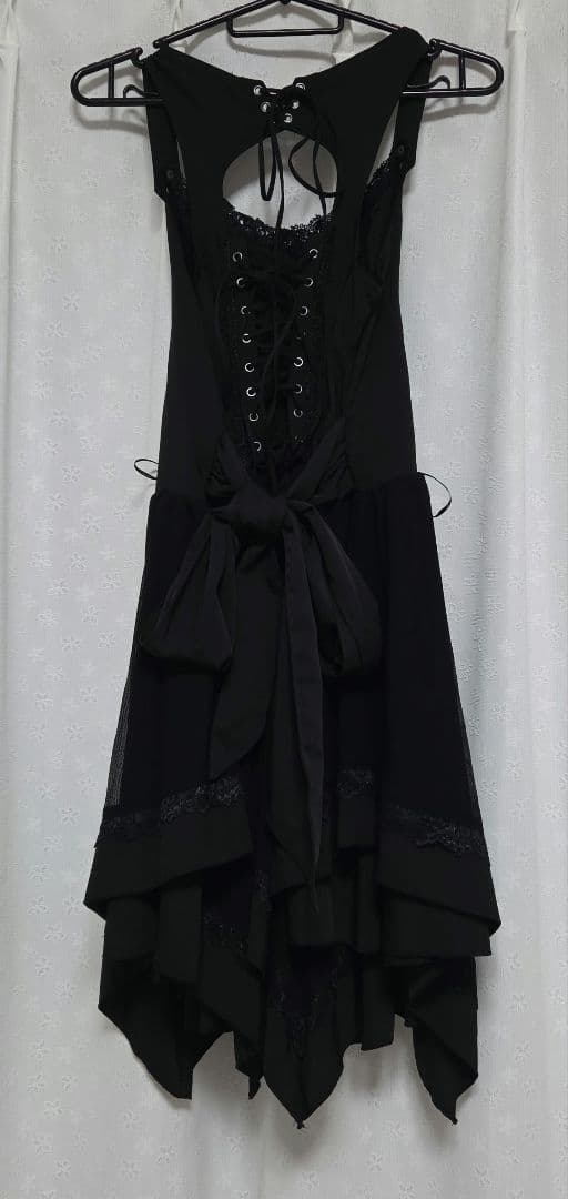 OZZON 白薔薇刺繍イレギュラーヘムジャンパースカート（黒）