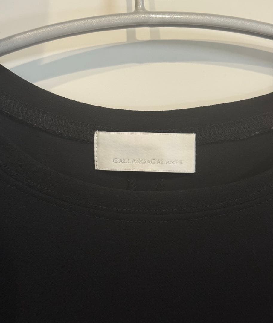 ガリャルダガランテ バックスリットブラウスTフリー　ブラック