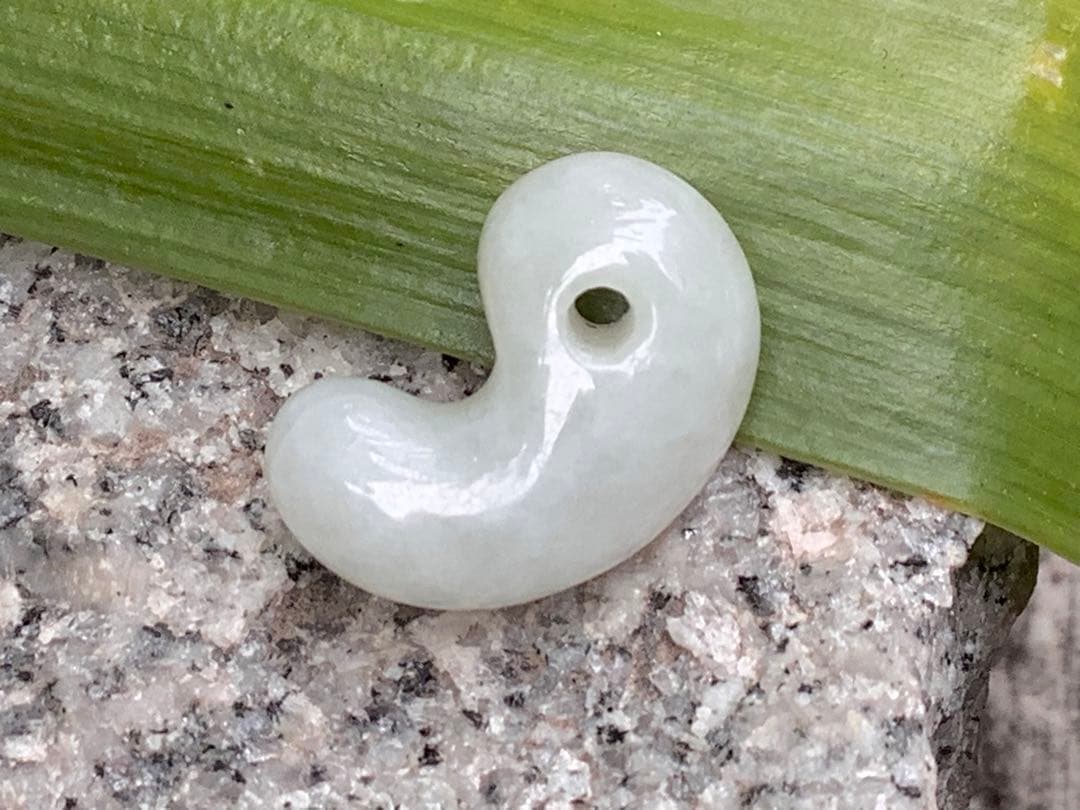 ✳氷はお値段高額勾玉です‼️ アイスジェイド‼️糸魚川翡翠ジェダイト勾玉　鑑定付本物