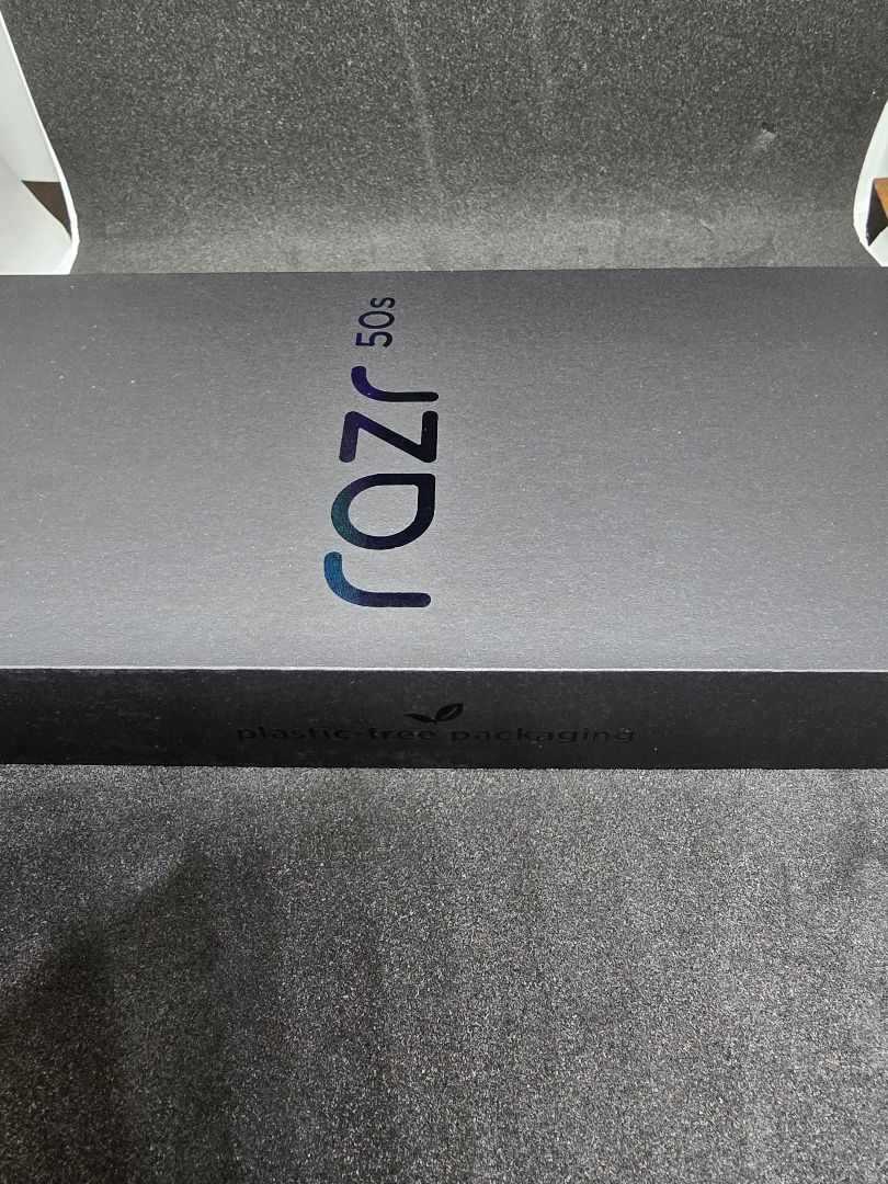 【新品】motorola razr 50s サンドクリーム SIMフリー　本体