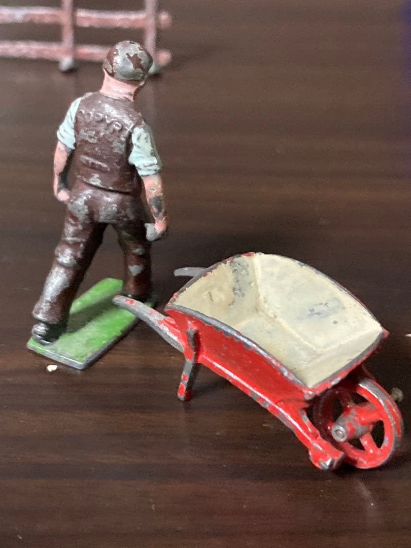 50sJ.Hill & Co.鉛製フィギュアイギリス製 一輪車を引く男ビンテージ