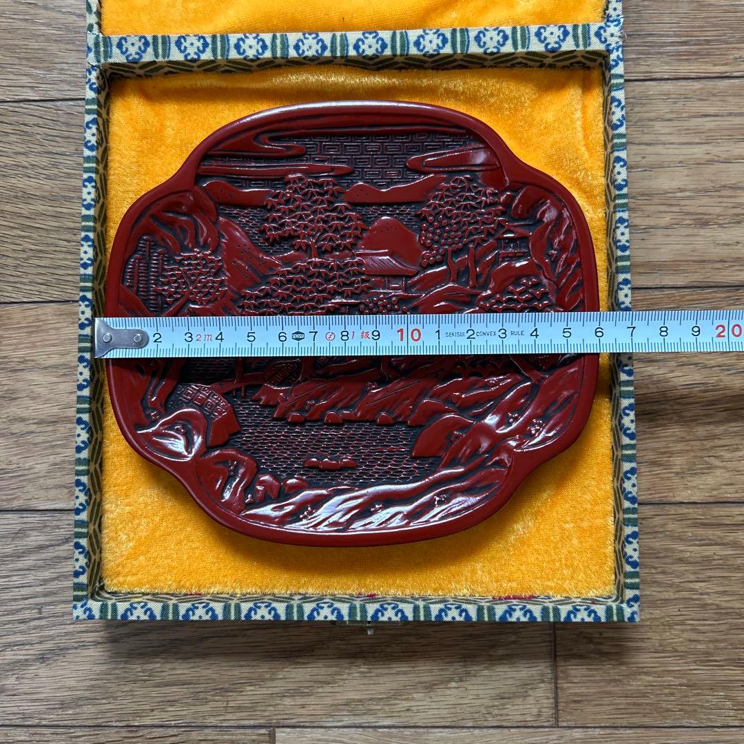 最終値下げ【民国時代手作山水人物図】精密彫刻中国彫漆堆朱御皿高級錦化粧箱付未使用