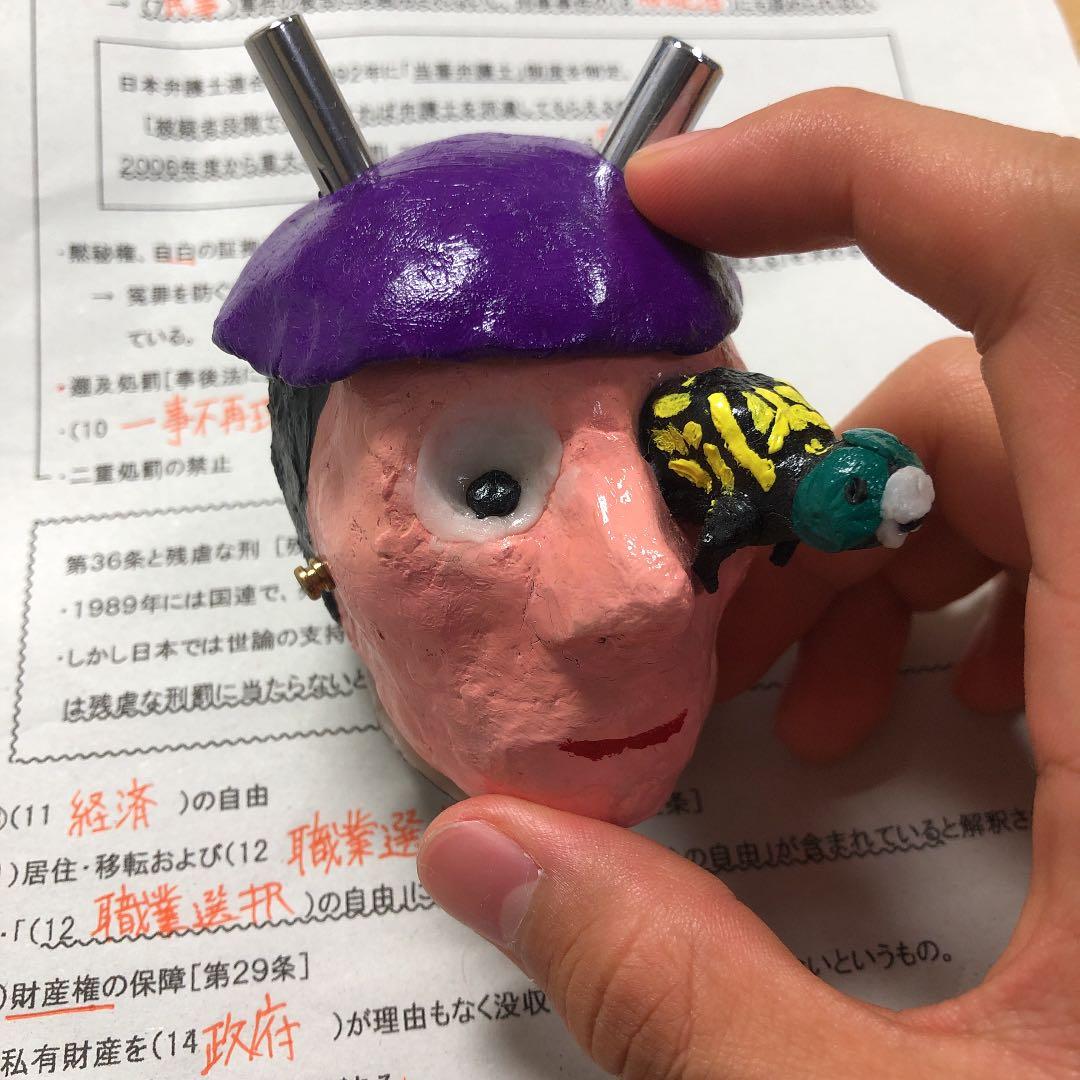 目にトンボが刺さった置物