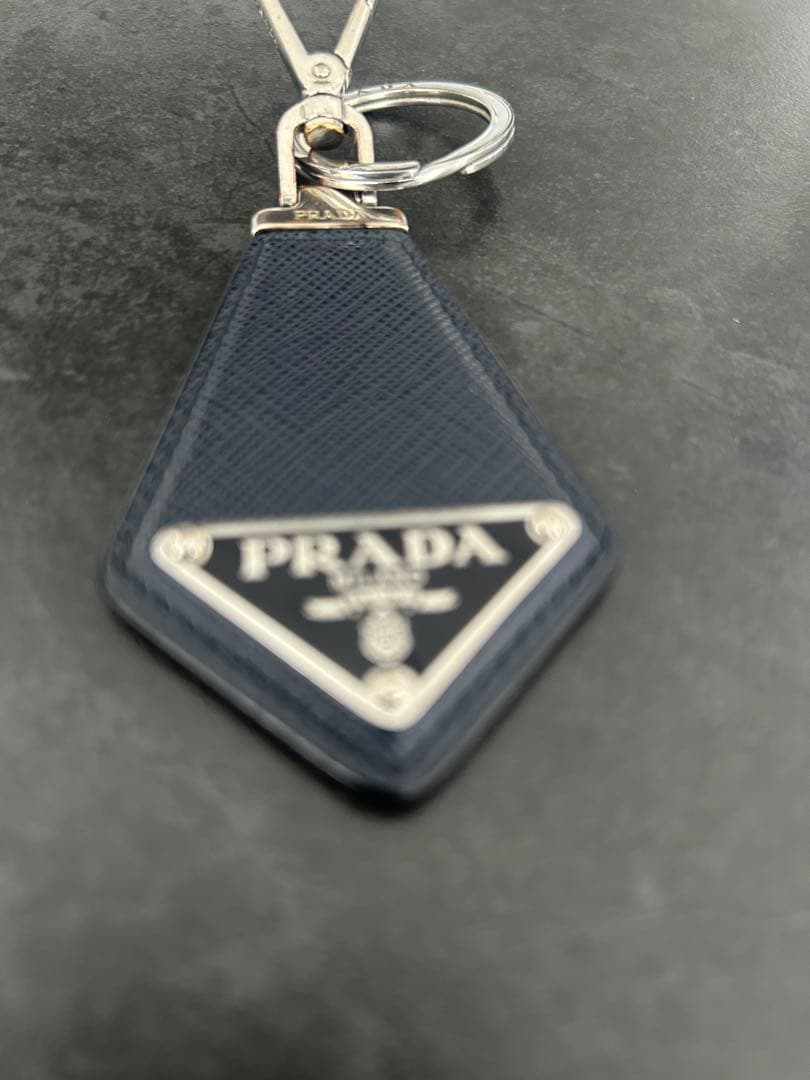 プラダ キーリング キーホルダー サフィアーノレザー トライアングル