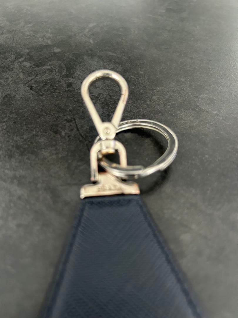 プラダ キーリング キーホルダー サフィアーノレザー トライアングル