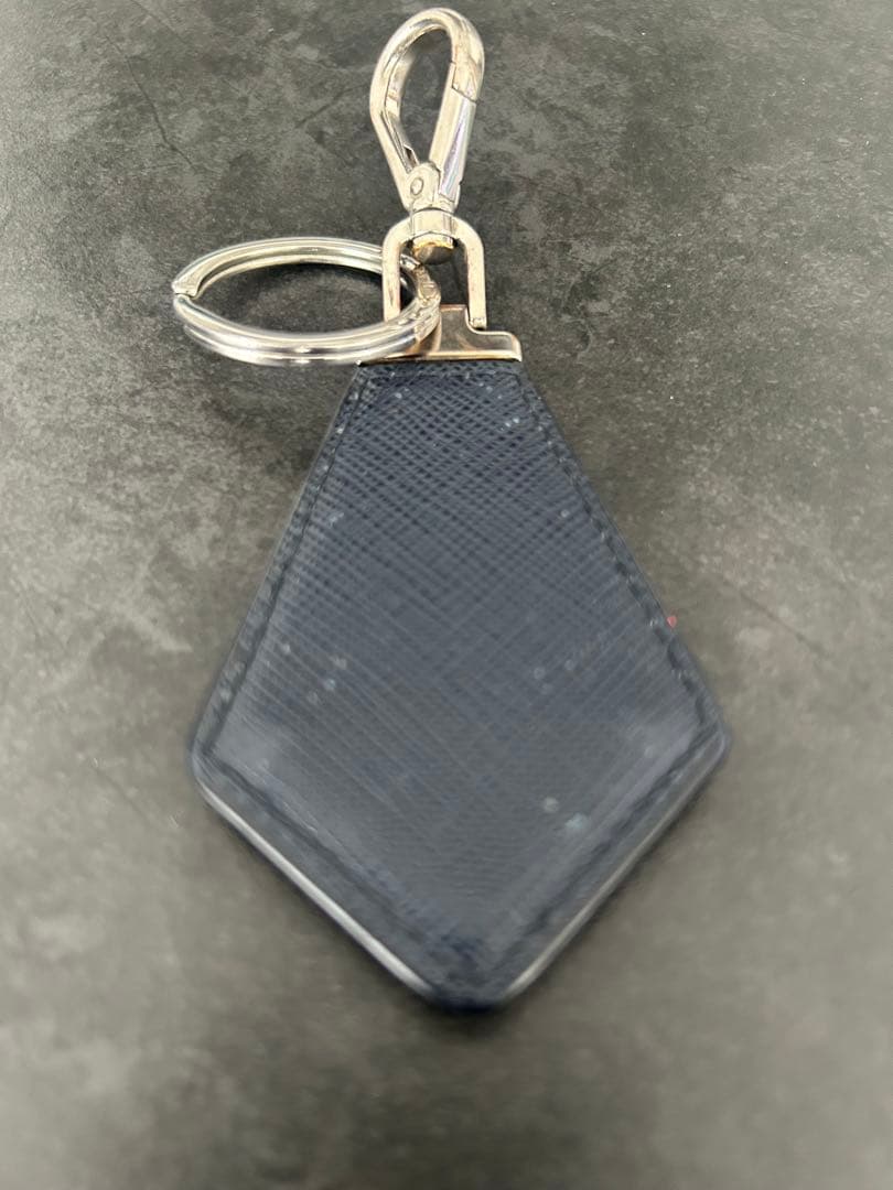 プラダ キーリング キーホルダー サフィアーノレザー トライアングル