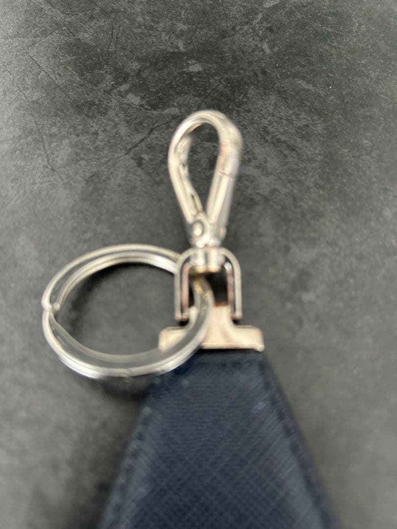 プラダ キーリング キーホルダー サフィアーノレザー トライアングル