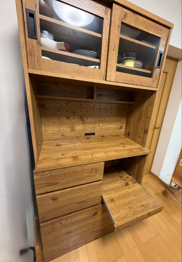 最終お値下げ　食器棚 ガラス扉付き 木目調キッチンボード